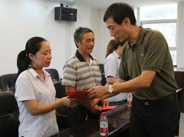 省總工會(huì)黨組書(shū)記、副主席陳震一行到順昌虹潤(rùn)精密儀器有限公司慰問(wèn)困難職工